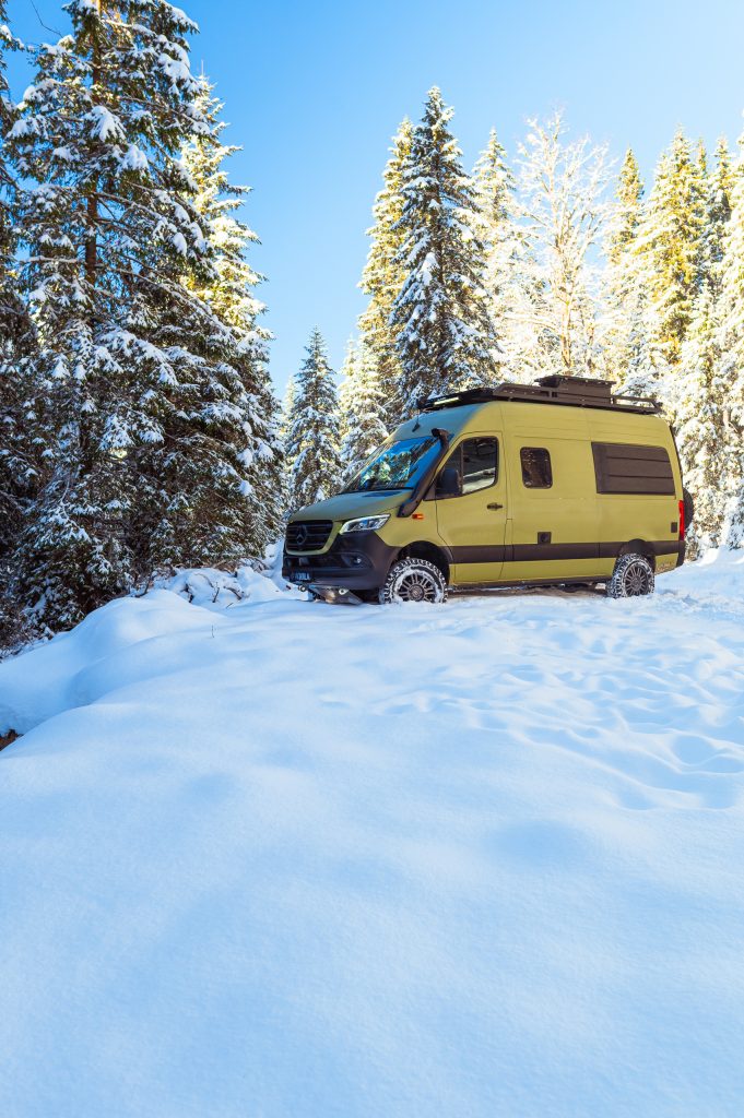 Aquila Adventure Stenar 4x4 in a snow-covered landscape; 3/4 front view